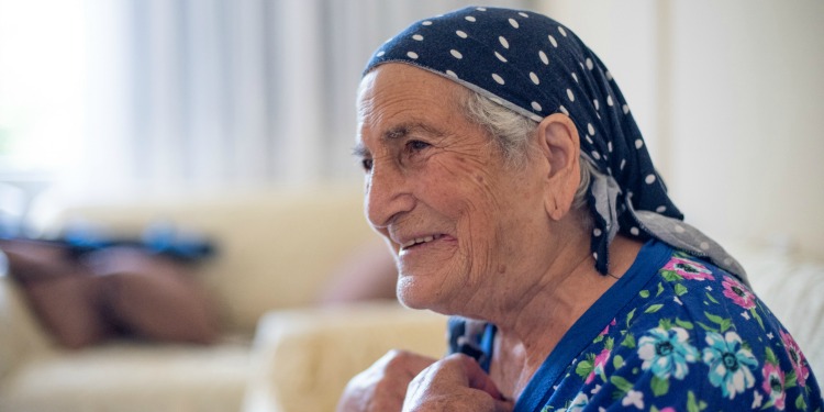 Rina, elderly Jewish woman