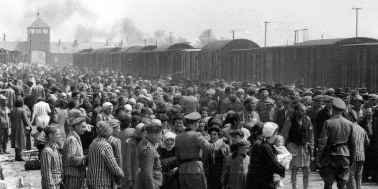 Black and white image of Jews being gathered onto a ramp in Auschwitz.