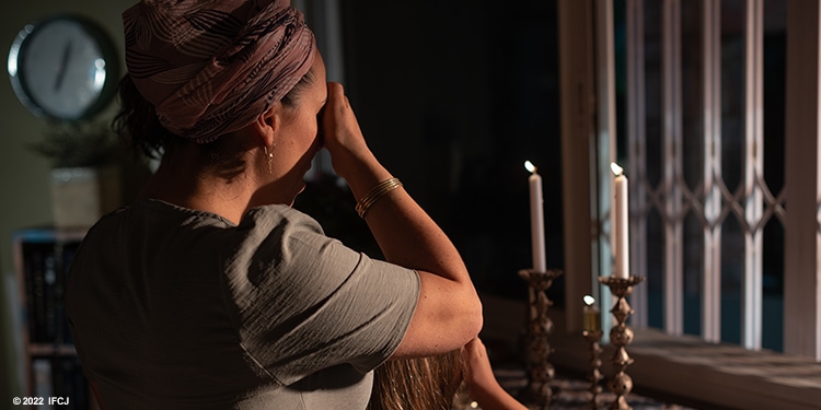 Yael and daughter with candles on Shabbat