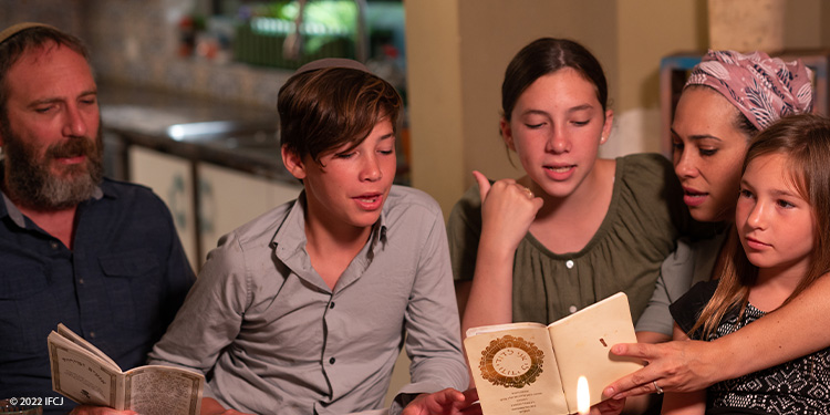 Yael Eckstein and her family read the blessings for Shabbat before dinner.