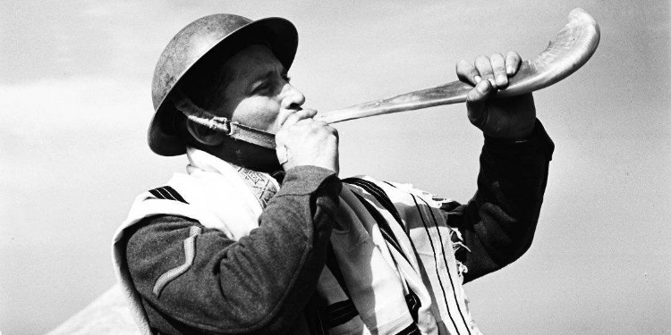 Israeli soldier blows shofar, 1941