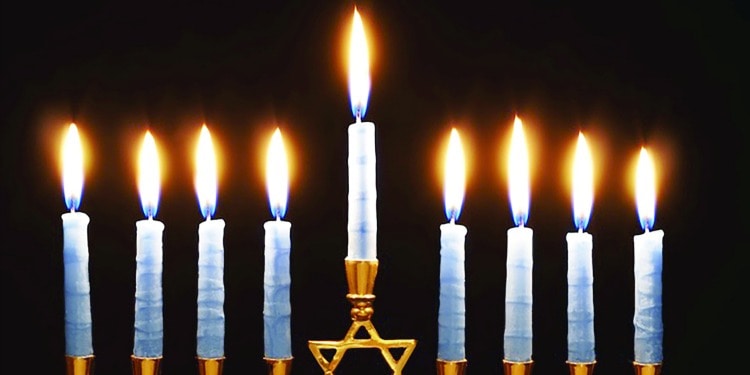 Animated picture of a lit menorah.