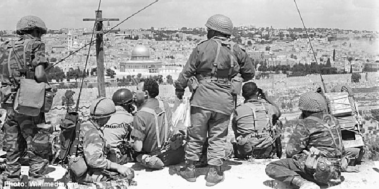 IDF paratroopers watch over the Old City during the Six Day War.