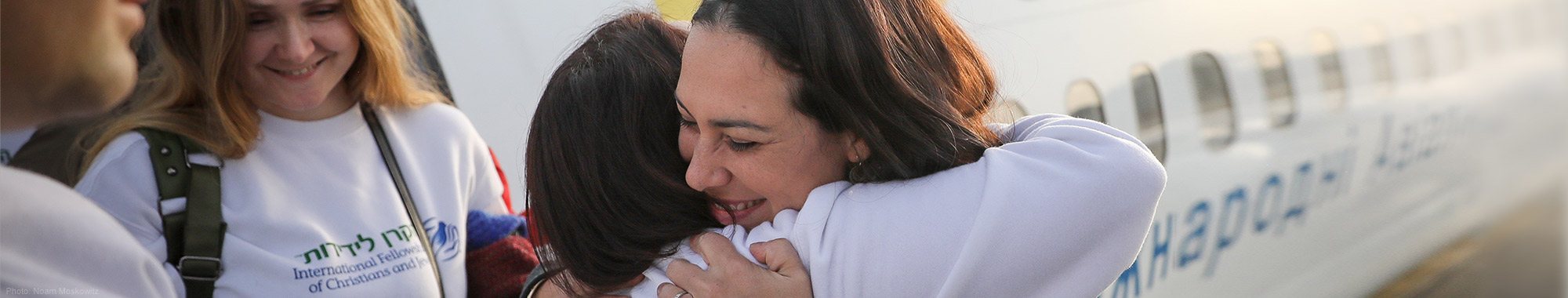 Yael Eckstein embracing new immigrant in Israel.