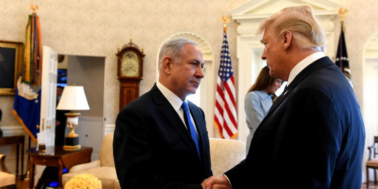 Donald Trump and Bibi shaking hands in the Oval Office.