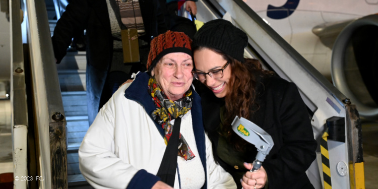 Yael Eckstein hugging an elderly Jewish woman coming off an aliyah flight.