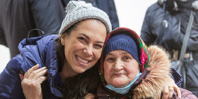 Yael Eckstein with elderly Jewish woman in Ukraine, 2022