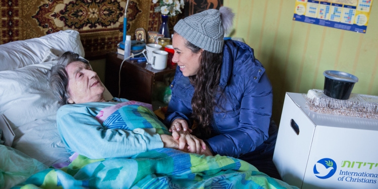 Yael Eckstein visits elderly Jewish woman during winter in Ukraine, 2022