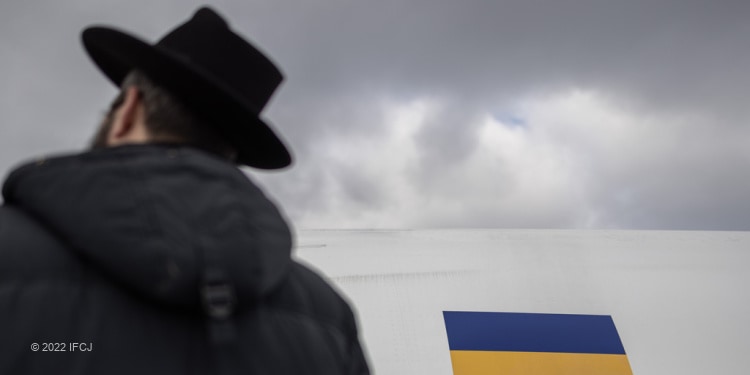 Ukrainian Jewish olim board flight to Israel in March 2022