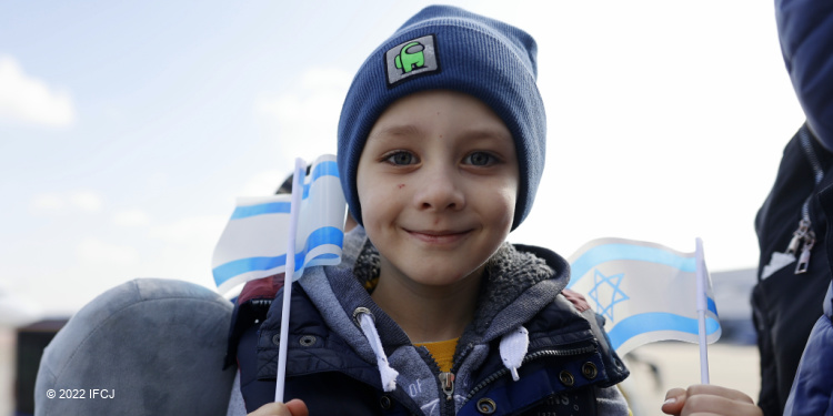 Jewish refugee child from flight from Ukraine to Israel