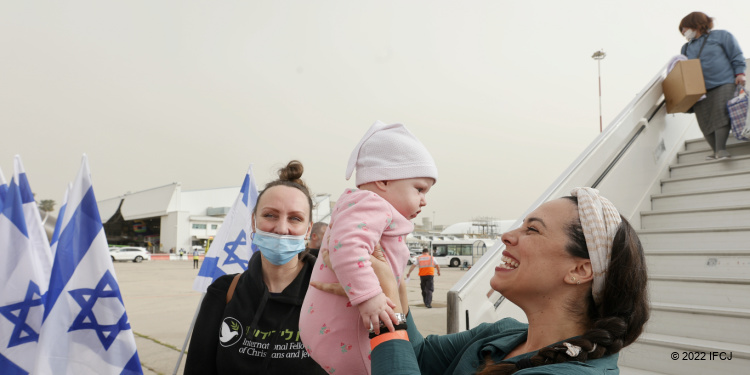 Yael Eckstein with child from March 6, 2022 Fellowship Freedom Flight from Ukraine