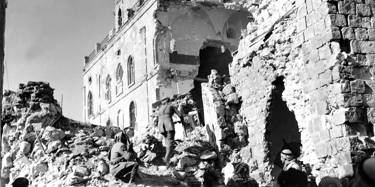 Black and white image of Arab soldiers approaching Tiferet Synagogue.