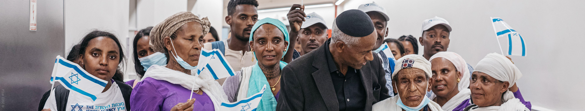 Ethiopian Jews arrive in Israel holding Israeli flags