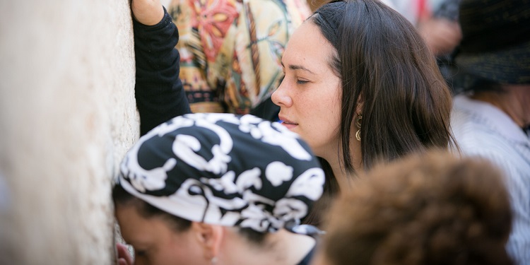 Yael Eckstein praying at the Western Wall