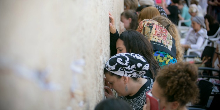 Yael Eckstein and women praying at the Western Wall