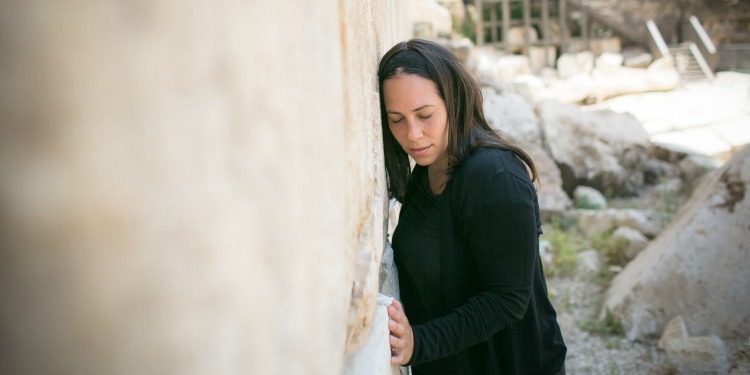 Yael Eckstein hugging the Western Wall.