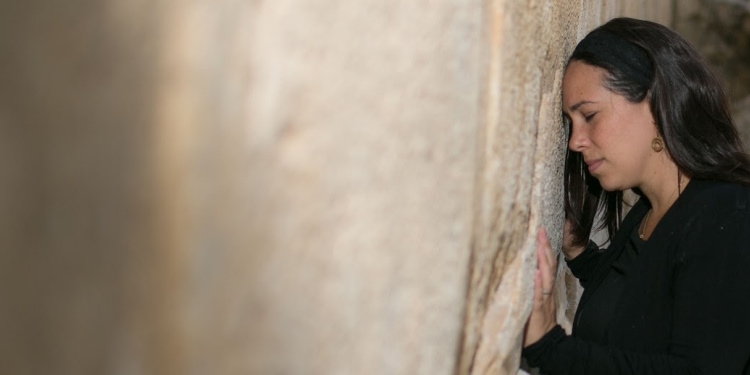 Yael Eckstein praying at the Western Wall, illustrating Yom Kippur message