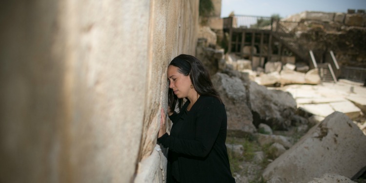 Yael Eckstein praying at the Western Wall.