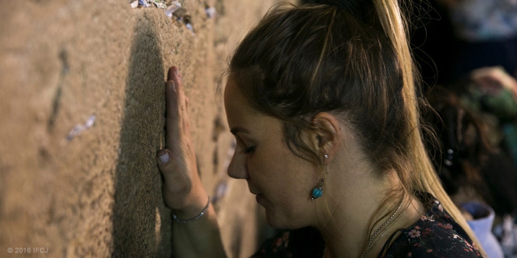 woman praying at the Western Wall