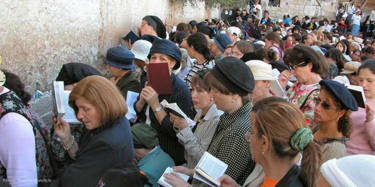 Women praying at Western Wall