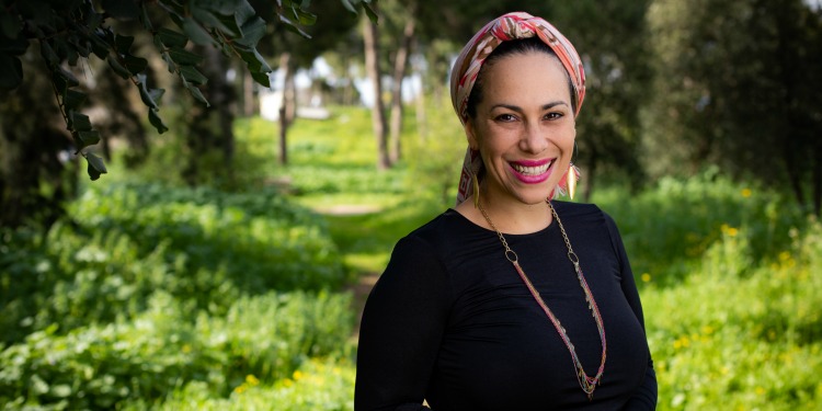 Yael Eckstein in front of a lush green setting in nature