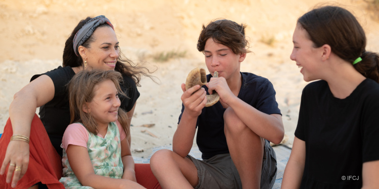 Yael Eckstein and children blow shofar