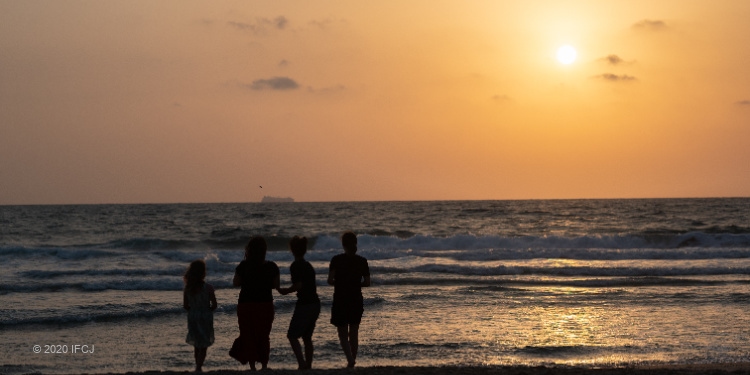 Yael Eckstein takes walk with family on beach in Israel