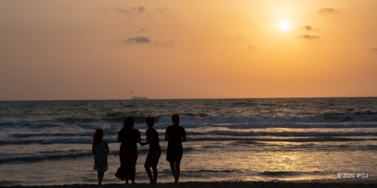 Yael Eckstein and family enjoy time at the beach