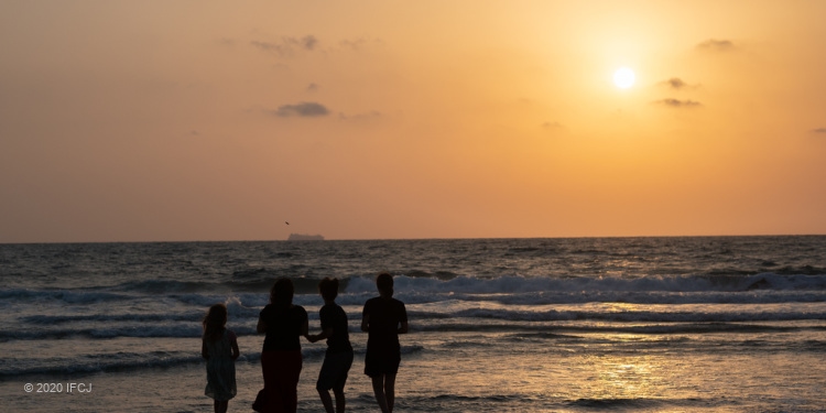 Yael and family spend day at beach in Israel