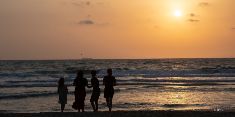 Yael Eckstein and children by sea in Holy Land