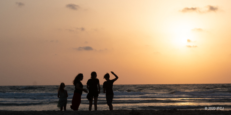 Yael Eckstein and family watch sunrise on beach last year, 2020