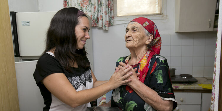 Yael helping Jewish elderly woman combat Israel's heatwave