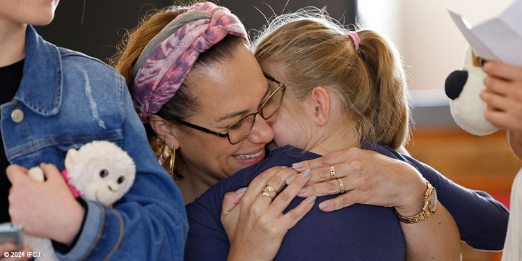 Yael Eckstein hug young girl