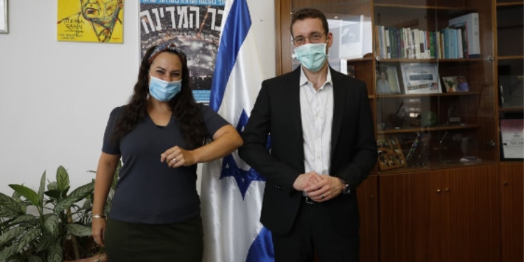 Yael Eckstein standing next to Minister of Welfare Itzik Shmuli.