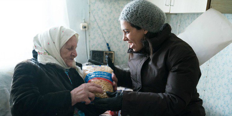 Yael Eckstein delivering food to elderly Jewish woman living in poverty
