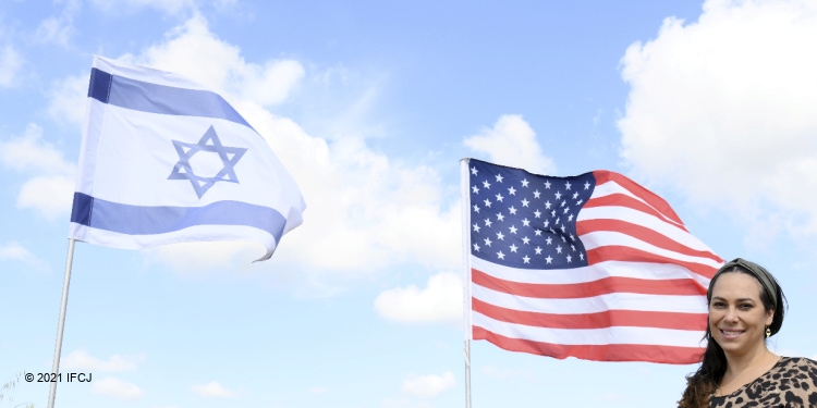 Yael Eckstein at IDF base with flags of Israel and America