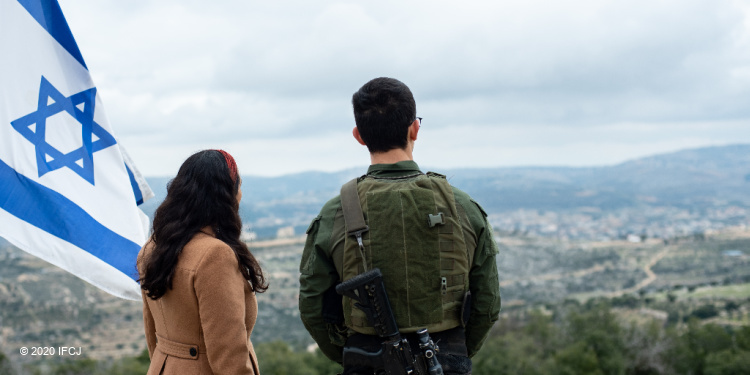 Yael Eckstein looks out at Israel's neighbor with IDF