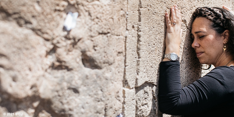 Yael Eckstein praying at the Western Wall.