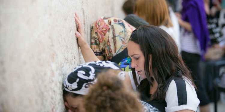 Yael Eckstein praying at the Western Wall