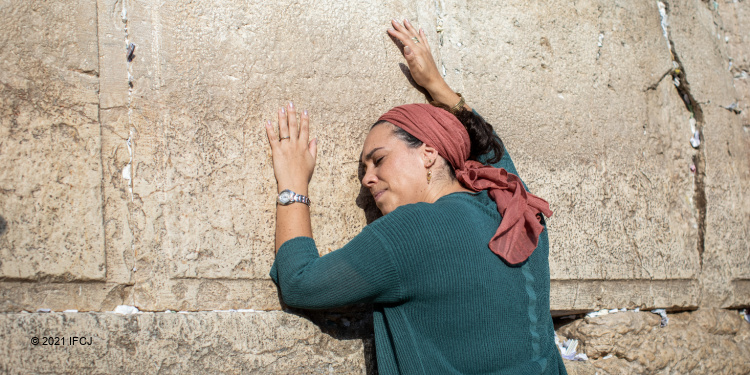 Yael Eckstein praying at Western Wall, illustrating atonement of Yom Kippur