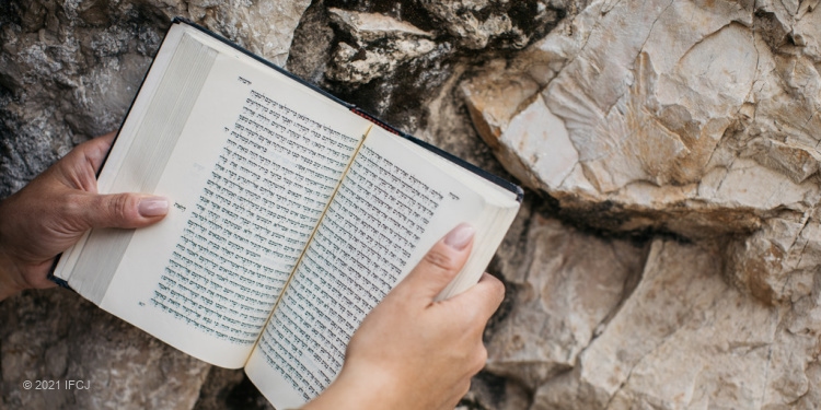 Yael Eckstein with prayer book at Western Wall