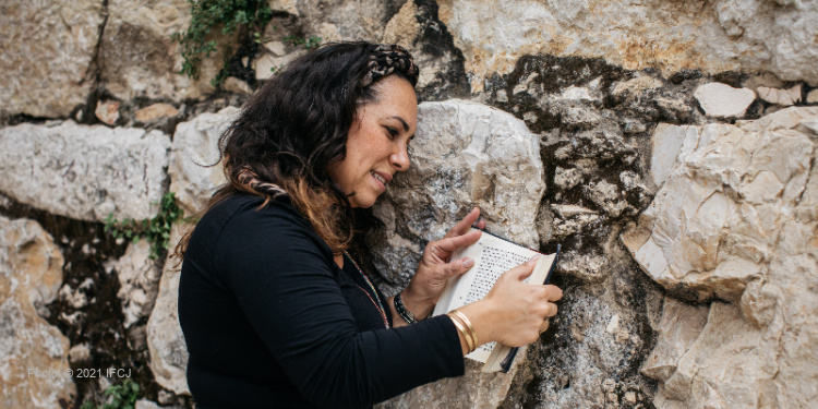 Yael Eckstein with Bible at Western Wall