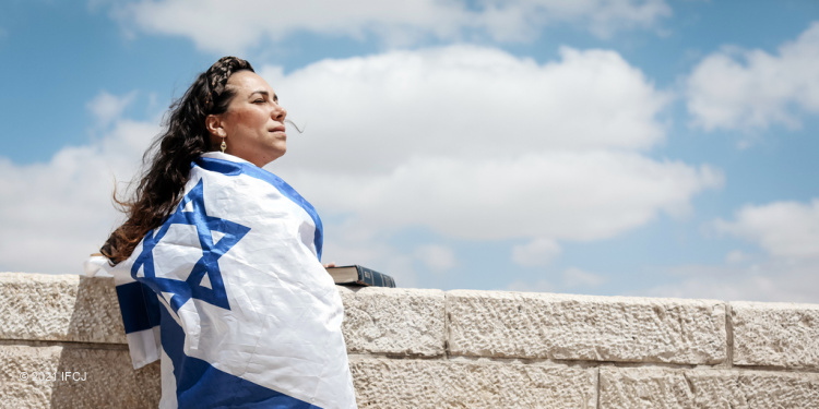 Yael Eckstein and flag of Israel at Western Wall