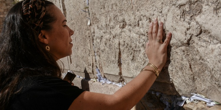 Yael Eckstein praying at the Western Wall