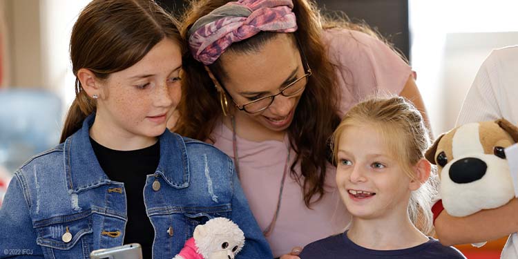 Yael greeting children arriving in Israel