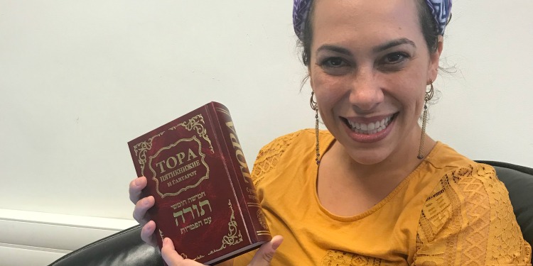Yael Eckstein holding a Russian Bible