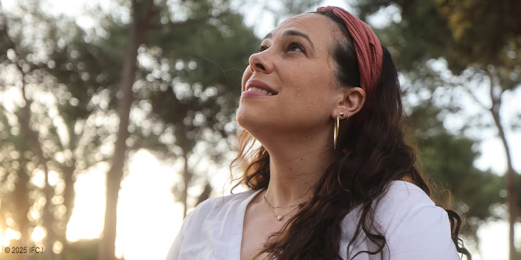 Yael looking up at the sky in prayer