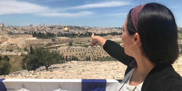 Yael Eckstein points at the Temple Mount in Jerusalem in the distance