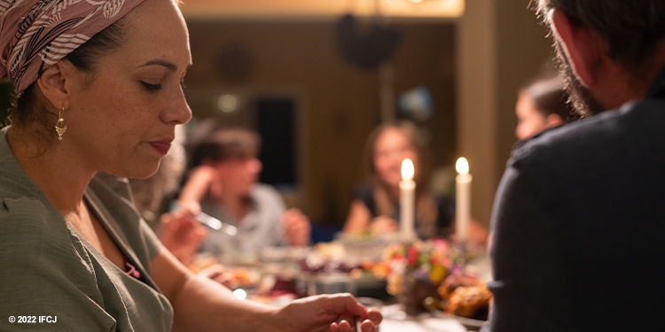 Yael praying at Shabbat dinner