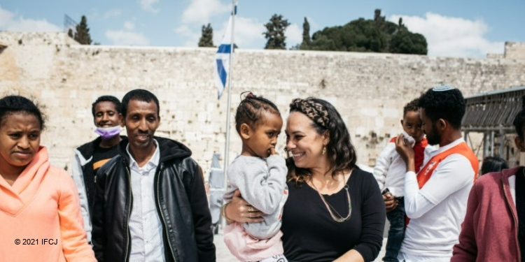 Yael Eckstein with Ethiopian Jews at Western Wall